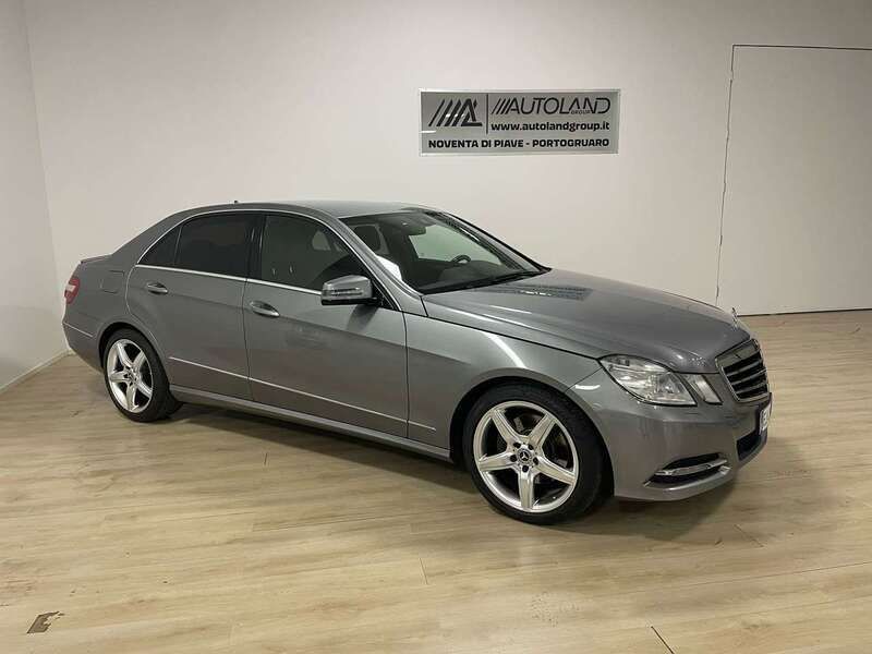 Grigio Usata 2011 Mercedes E350 Tre volumi | 12.600 € (Buon prezzo) - Immagine 1/4