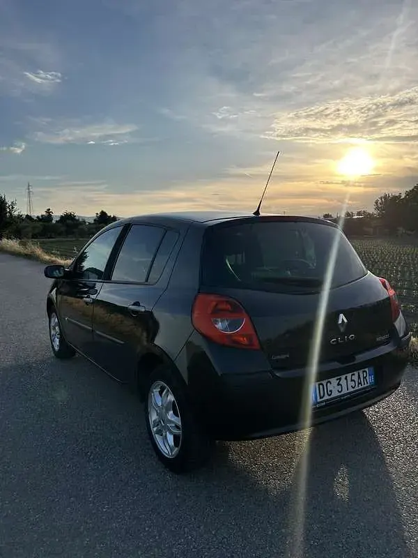 Usata Renault Clio II LE 75 CV (55 kW) 2007 Berlina