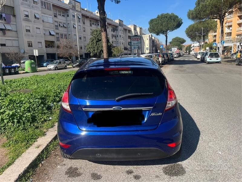 Blu Usata 2015 Ford Fiesta Titanium Due volumi | 6499 € (Buon prezzo) - Immagine 1/4