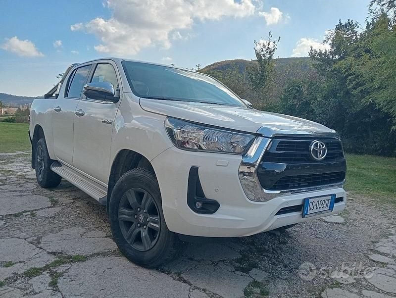 Usata Toyota HiLux 150 CV (110 kW) 2024 Bianco Pick-up