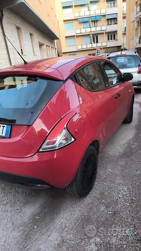 Usata Lancia Ypsilon 69 CV (50 kW) 2019 Rosso Utilitaria