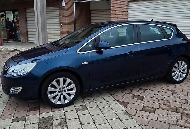 Usata Opel Astra 140 CV (102 kW) 2011 Blu Utilitaria
