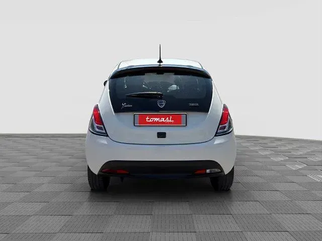 Usata Lancia Ypsilon Gold 69 CV (50 kW) 2024 Bianco neve Utilitaria
