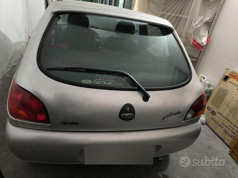 Usata Ford Fiesta 75 CV (55 kW) 1998 Grigio Utilitaria