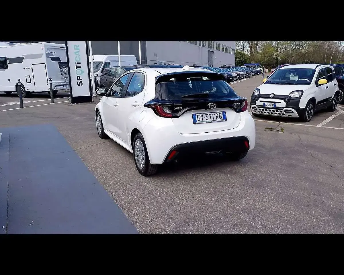 Usata Toyota Yaris Hybrid Active 92 CV (67 kW) 2025 Bianco Berlina