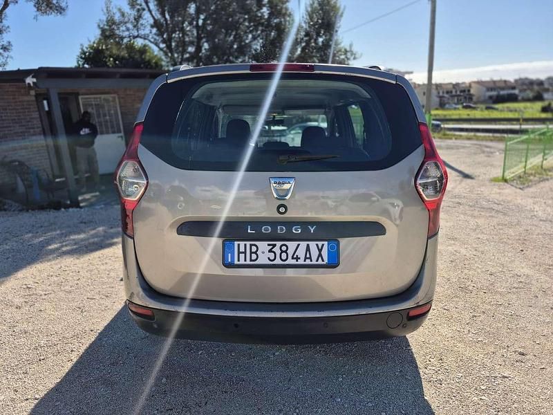 Usata Dacia Lodgy Lauréate 107 CV (78 kW) 2013 Argento Monovolume