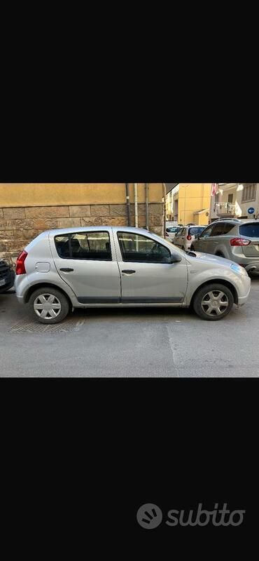 Grigio Usata 2012 Dacia Sandero Due volumi | 3900 € (Ottimo prezzo) - Immagine 1/2