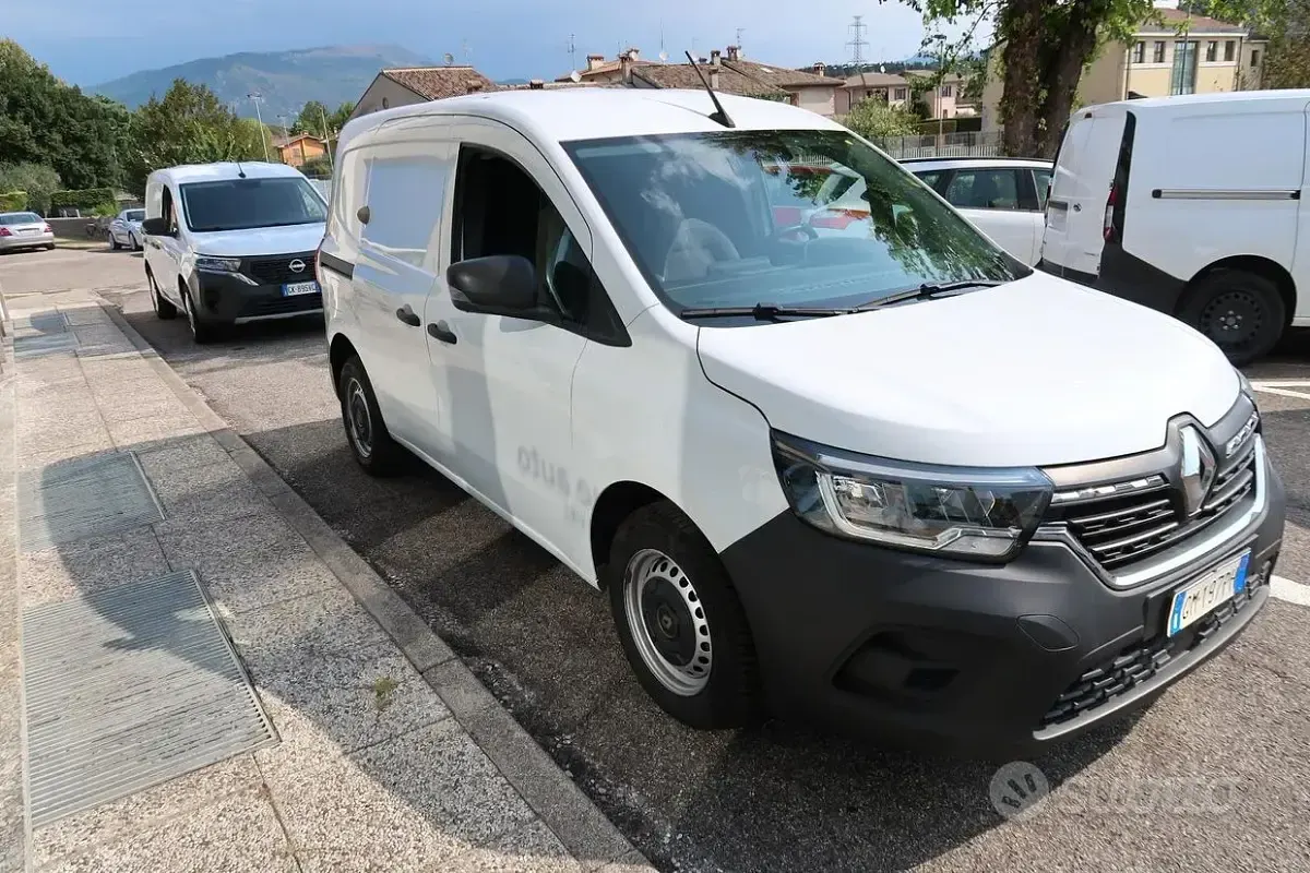 Usata Renault Kangoo 116 CV (85 kW) 2023 Bianco Monovolume