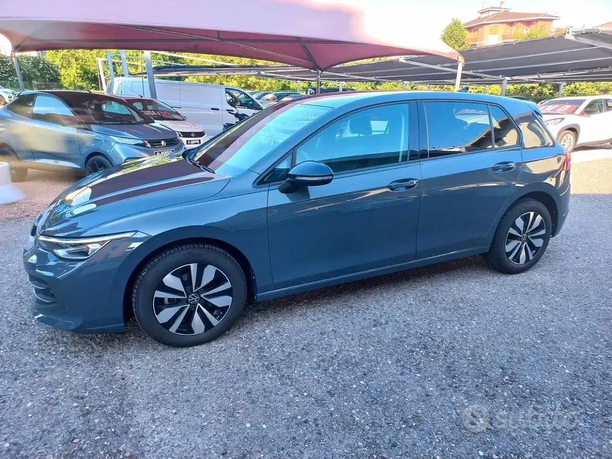 Usata VW Golf VIII Active 116 CV (85 kW) 2025 Grigio Berlina