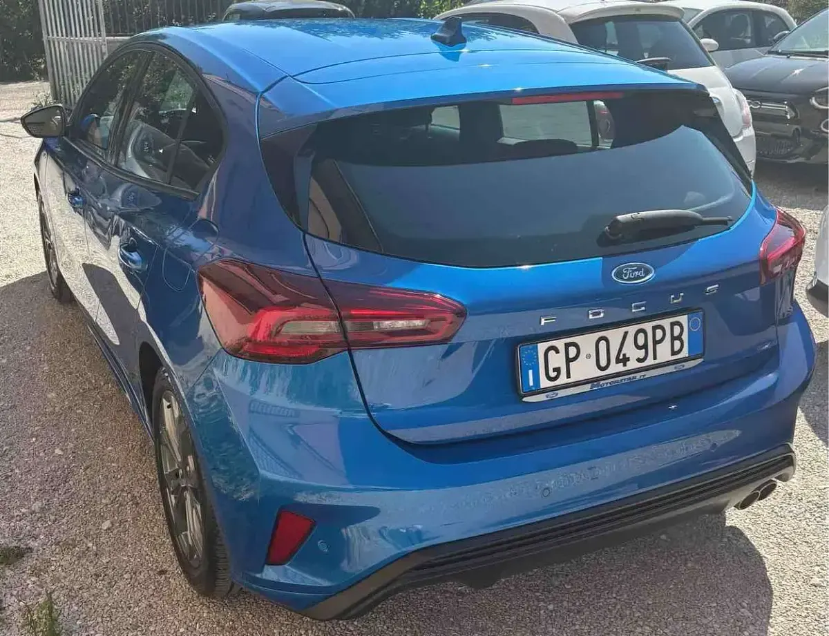Usata Ford Focus ST-Line 116 CV (85 kW) 2023 Desert island blu Berlina