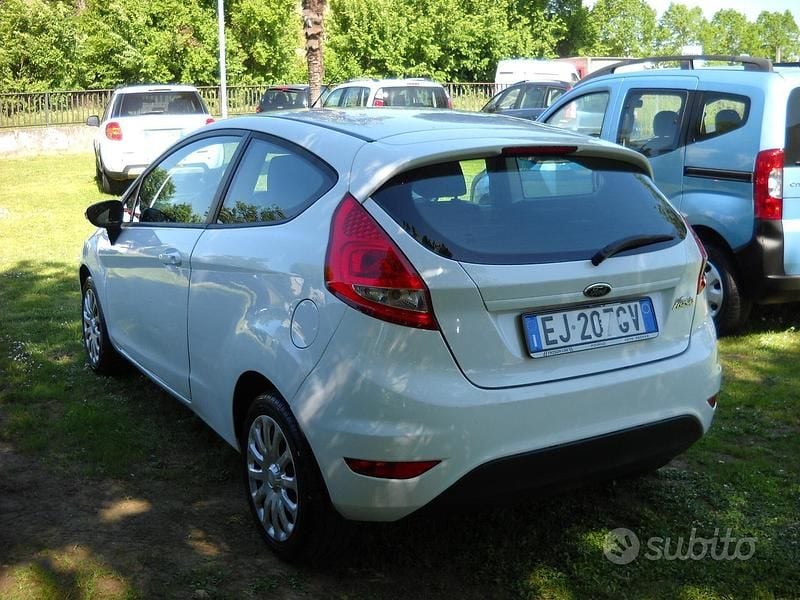 Usata Ford Fiesta Titanium 82 CV (60 kW) 2011 Bianco Berlina