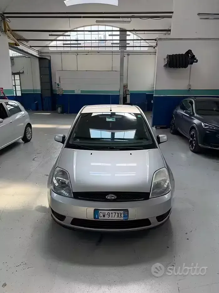 Usata Ford Fiesta Ghia 75 CV (55 kW) 2005 Grigio Utilitaria