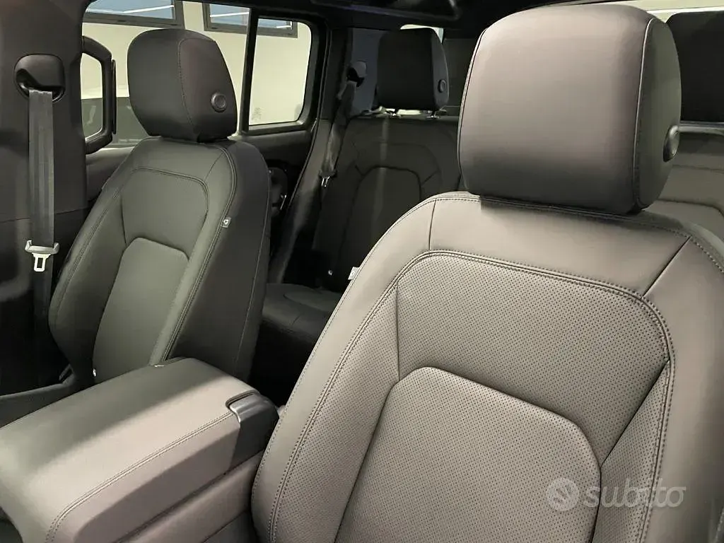 Nuova Land Rover Defender SE Dynamic 200 CV (147 kW) 2026 Beige SUV