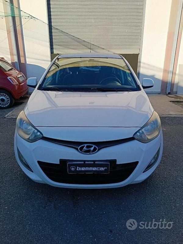 Usata Hyundai i20 Edition 84 CV (61 kW) 2013 Bianco Utilitaria