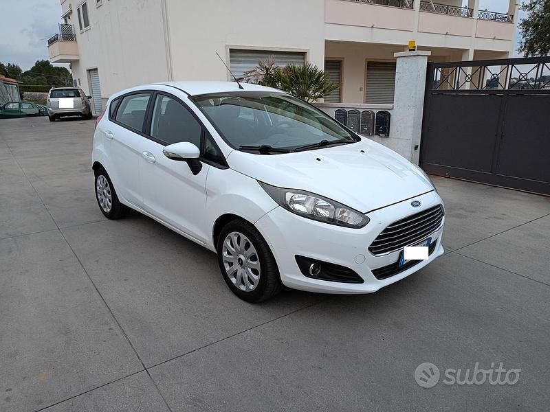 Usata Ford Fiesta 96 CV (70 kW) 2014 Bianco Utilitaria