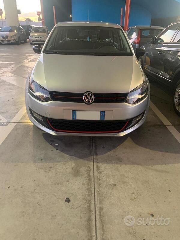 Grigio Usata 2009 VW Polo Tre volumi | 5000 € (Buon prezzo) - Immagine 1/4