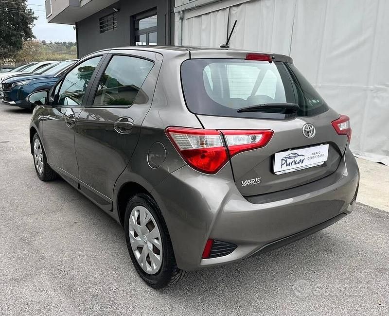 Usata Toyota Yaris Active 69 CV (50 kW) 2018 Marrone Berlina