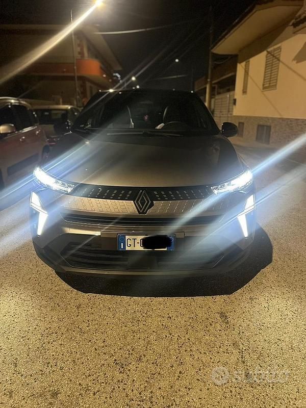 Usata Renault Captur Techno 101 CV (74 kW) 2024 Grigio SUV