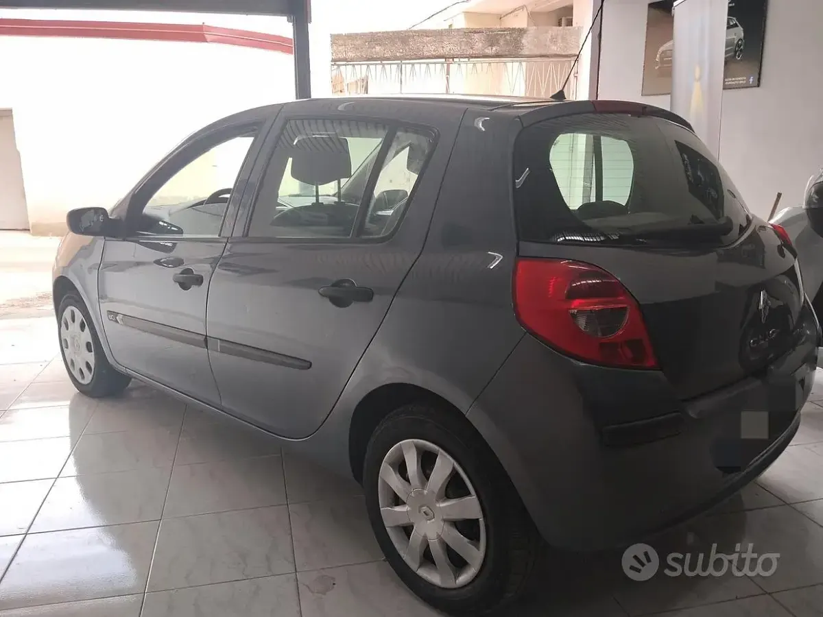 Usata Renault Clio II 85 CV (62 kW) 2005 Grigio Berlina