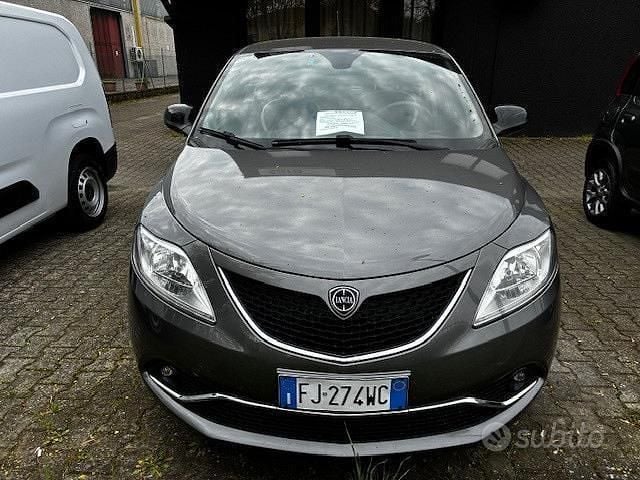 Usata Lancia Ypsilon Gold 69 CV (50 kW) 2017 Grigio Utilitaria