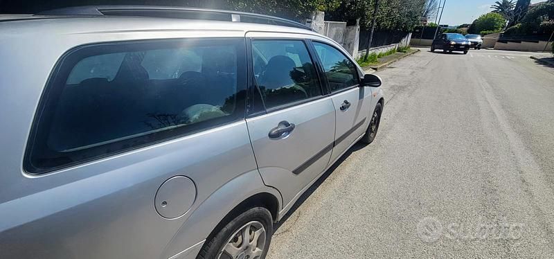 Usata Ford Focus 100 CV (73 kW) 2000 Grigio Station wagon