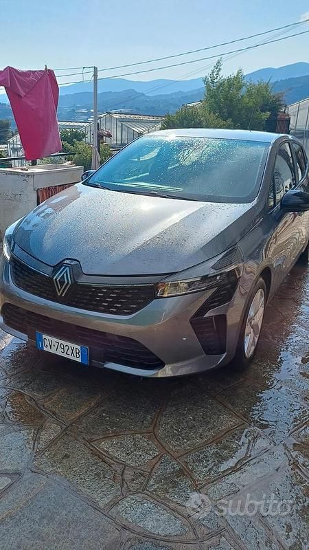 Grigio Usata 2024 Renault Clio V Evolution Tre volumi | 15.000 € (Buon prezzo) - Immagine 1/4