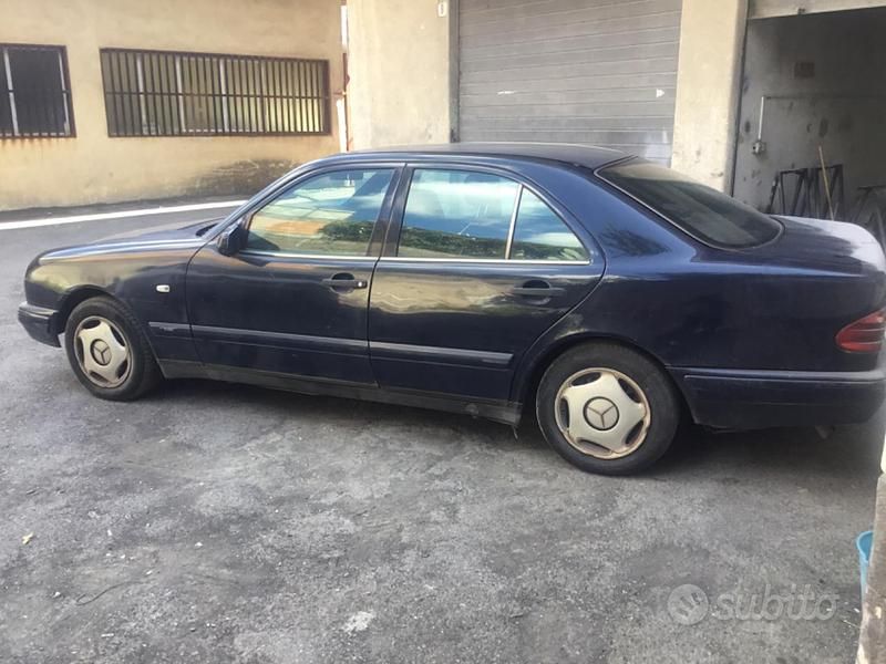 Blu Usata 1998 Mercedes E250 Tre volumi | 1500 € - Immagine 1/4