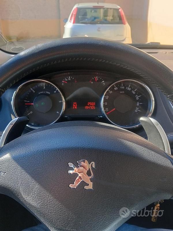 Usata Peugeot 5008 Active 112 CV (82 kW) 2011 Grigio Monovolume