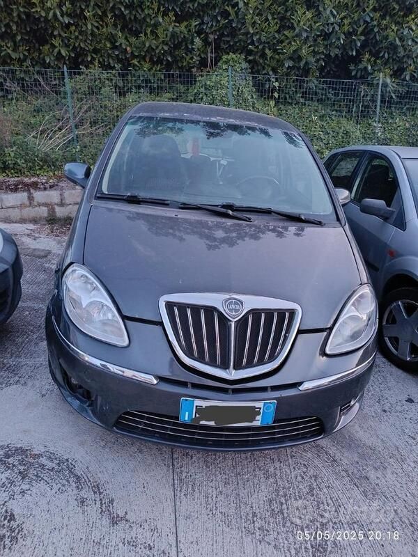 Usata Lancia Musa 95 CV (69 kW) 2011 Grigio Monovolume