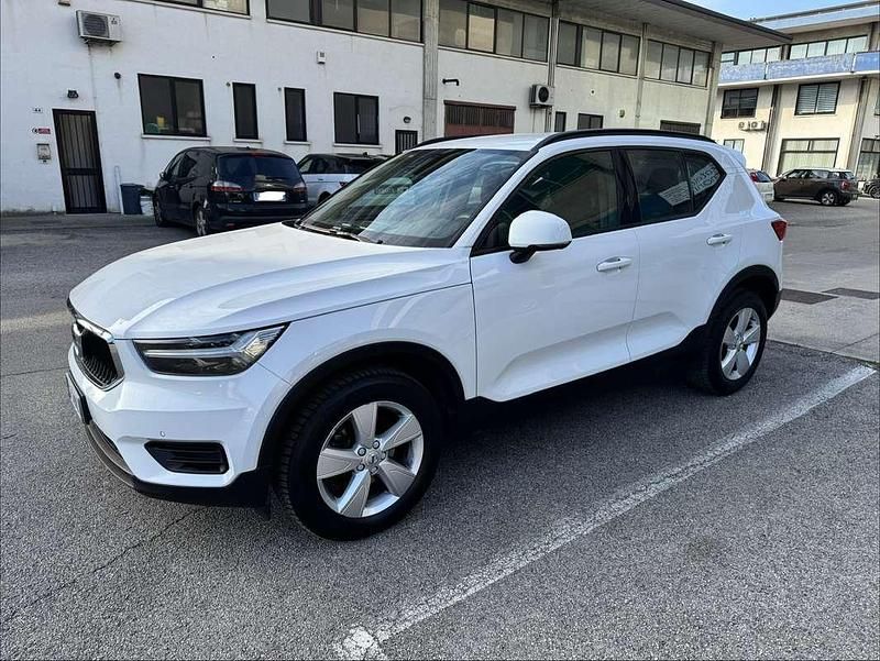 Usata Volvo XC40 Momentum 129 CV (94 kW) 2021 Bianco SUV
