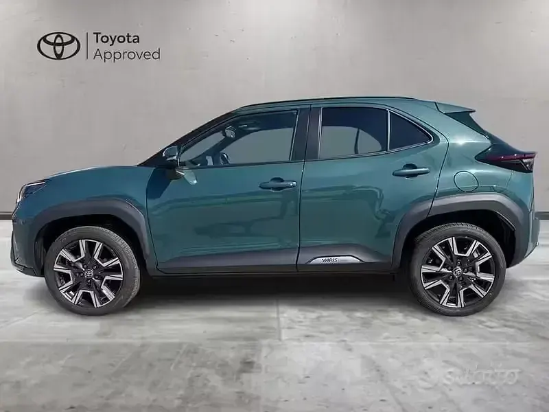 Nuova Toyota Yaris Cross Lounge 131 CV (96 kW) 2025 Verde SUV
