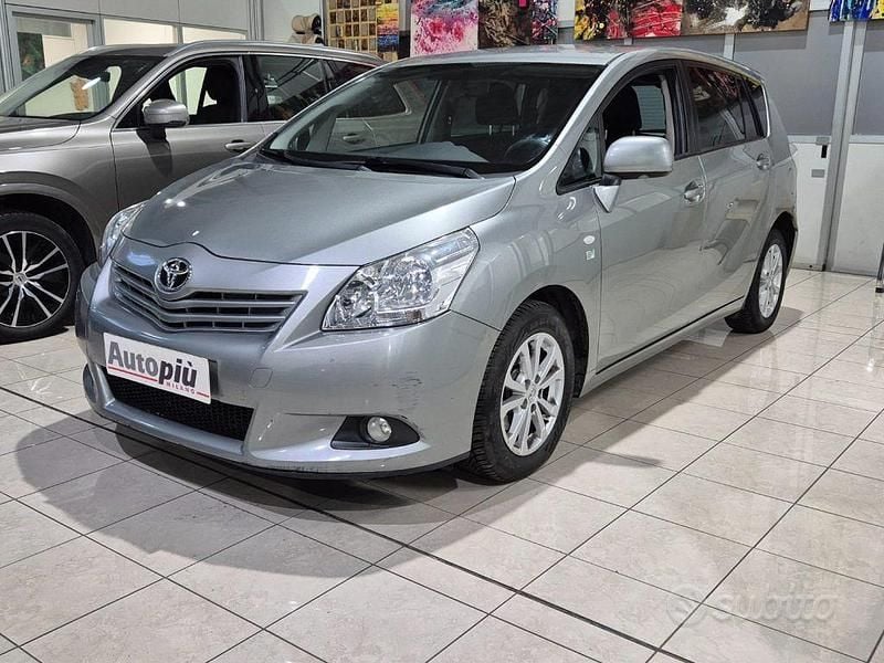 Grigio Usata 2013 Toyota Verso Active Monovolume | 6700 € (Buon prezzo) - Immagine 1/4