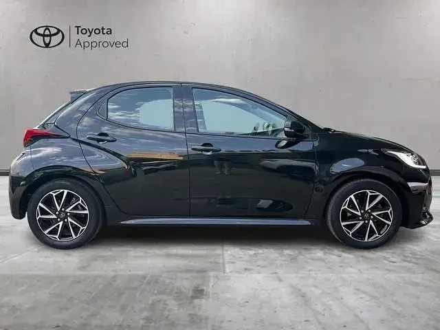 Usata Toyota Yaris Hybrid Trend 92 CV (67 kW) 2022 Nero Berlina