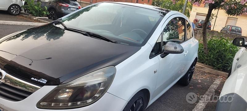 Bianco Usata 2009 Opel Corsa Coupé | 3000 € (Buon prezzo) - Immagine 1/4