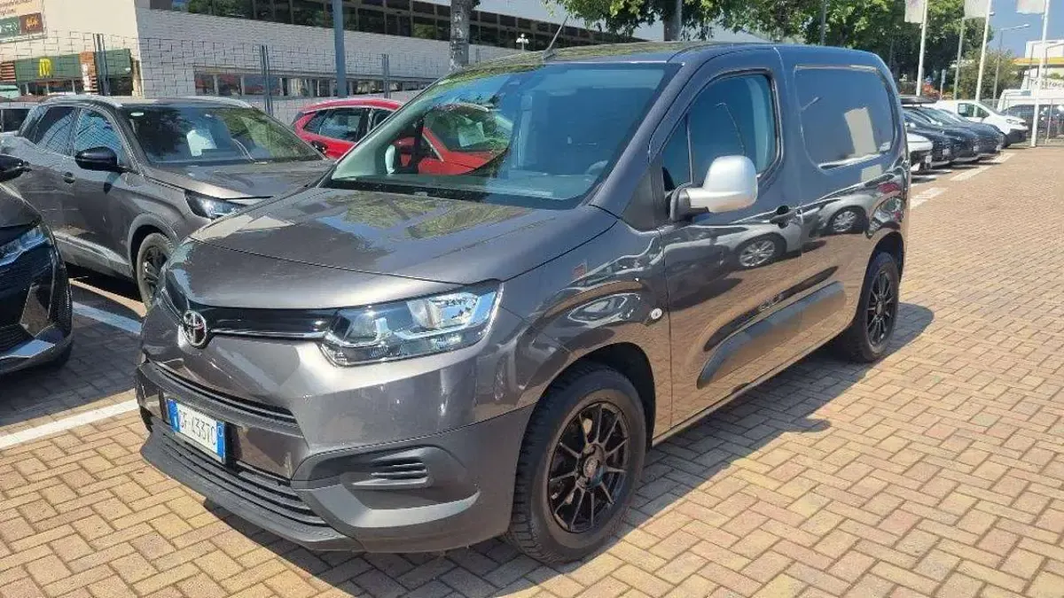 Usata Toyota Proace City City 131 CV (96 kW) 2021 Grigio scuro Monovolume