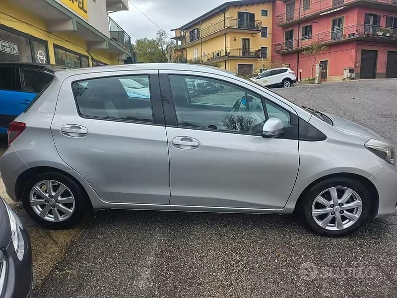 Usata Toyota Yaris Lounge 90 CV (66 kW) 2012 Grigio Utilitaria