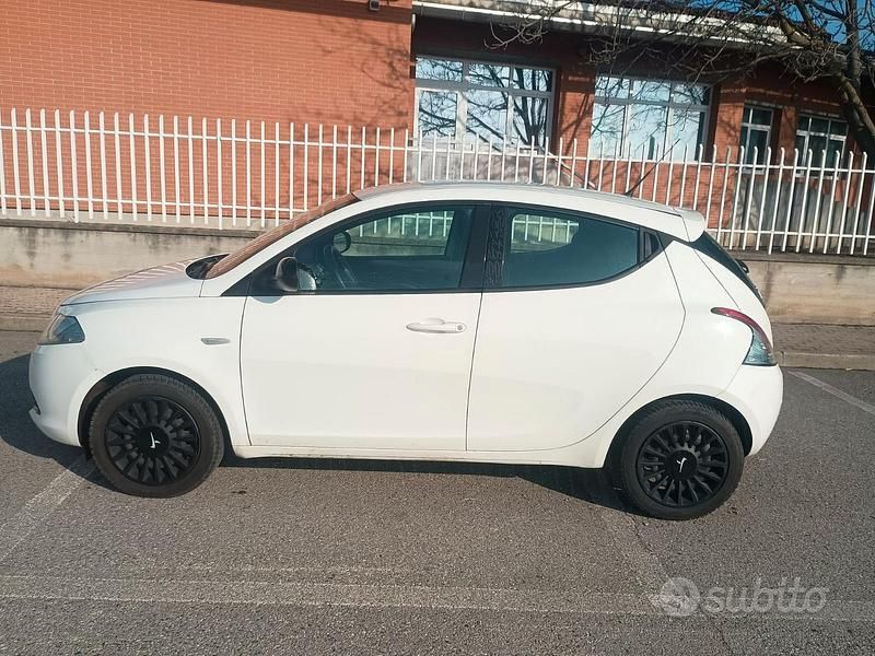 Usata Lancia Ypsilon 60 CV (44 kW) 2015 Bianco Utilitaria