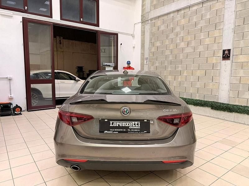 Usata Alfa Romeo Giulia 180 CV (132 kW) 2017 Grigio Berlina