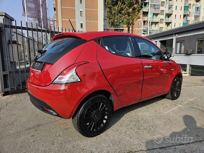 Usata Lancia Ypsilon 69 CV (50 kW) 2022 Rosso Utilitaria