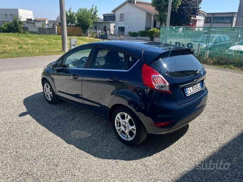 Usata Ford Fiesta 100 CV (73 kW) 2017 Blu Utilitaria