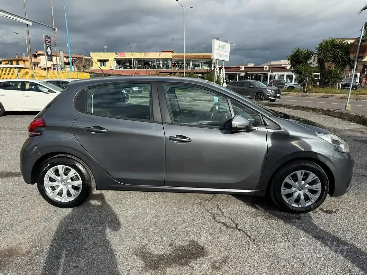 Usata Peugeot 208 68 CV (50 kW) 2015 Grigio Utilitaria