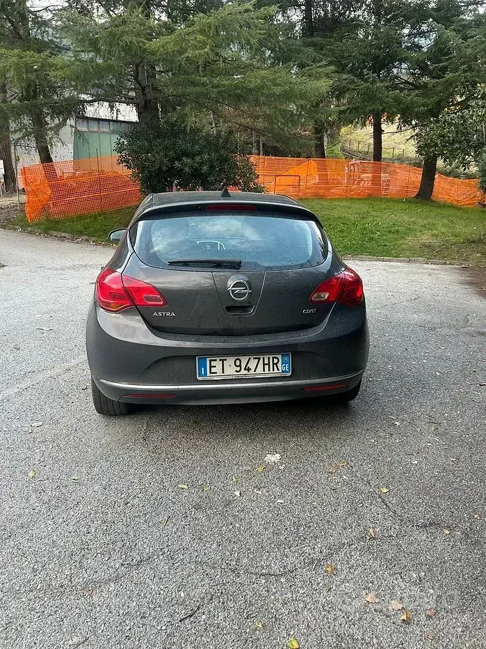 Usata Opel Astra Cosmo 110 CV (80 kW) 2014 Grigio Berlina