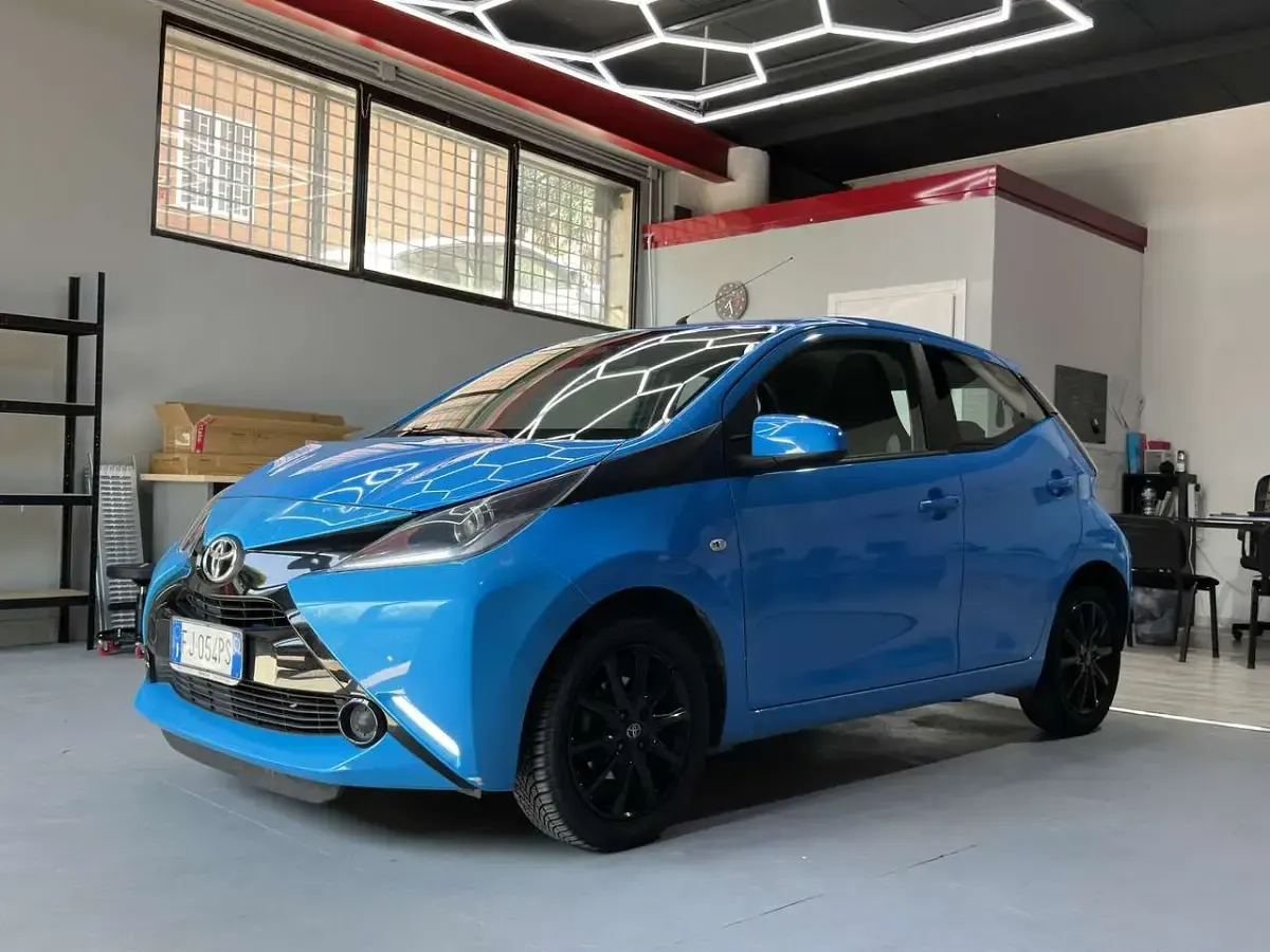 Usata Toyota Aygo Cool 69 CV (50 kW) 2017 Blu/azzurro Utilitaria