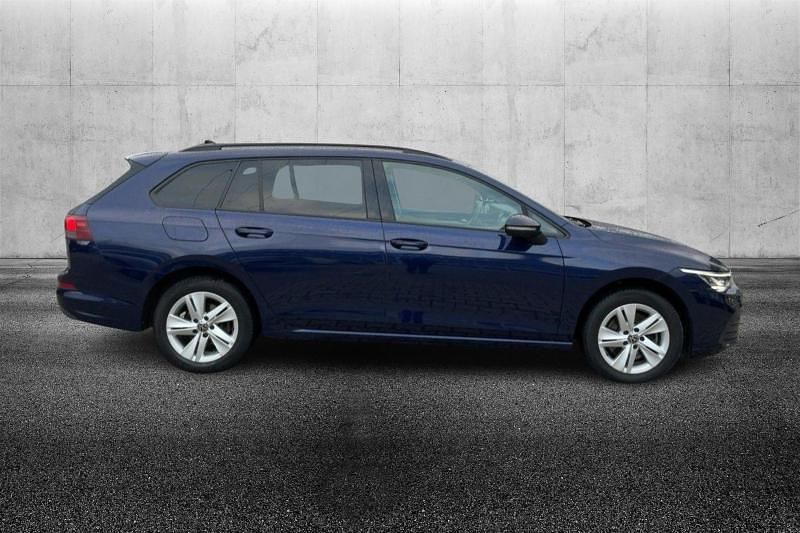 Usata VW Golf VIII Life 150 CV (110 kW) 2022 Blu metallizzato Station wagon