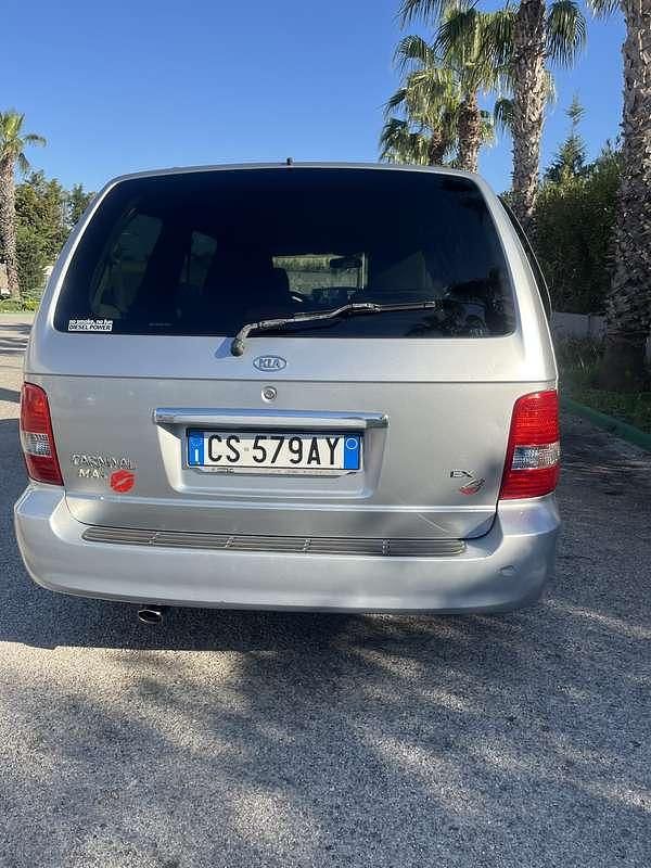 Usata Kia Carnival EX 145 CV (106 kW) 2004 Grigio Monovolume