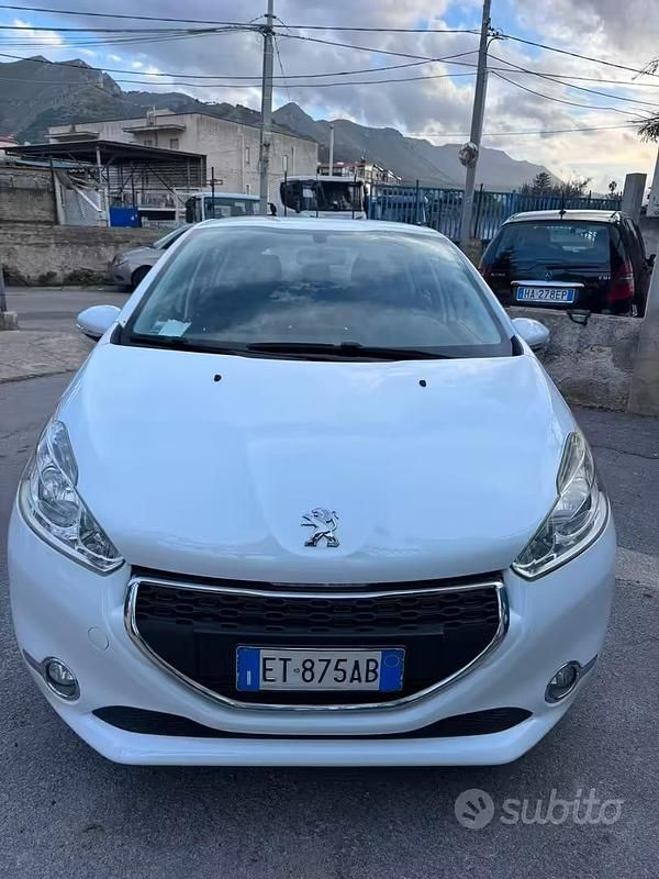 Usata Peugeot 208 Active 81 CV (59 kW) 2014 Bianco Utilitaria