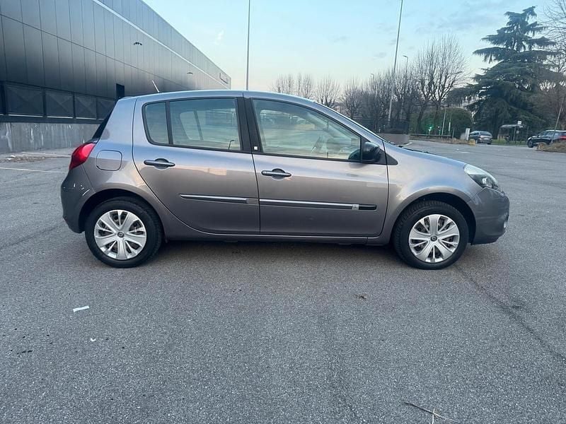 Usata Renault Clio II Luxe 75 CV (55 kW) 2010 Grigio Berlina