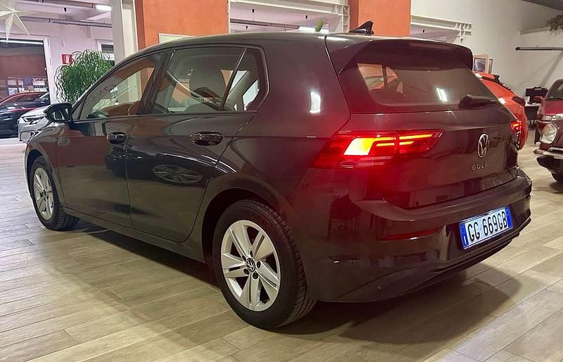 Usata VW Golf VIII Life 131 CV (96 kW) 2021 Grigio Berlina