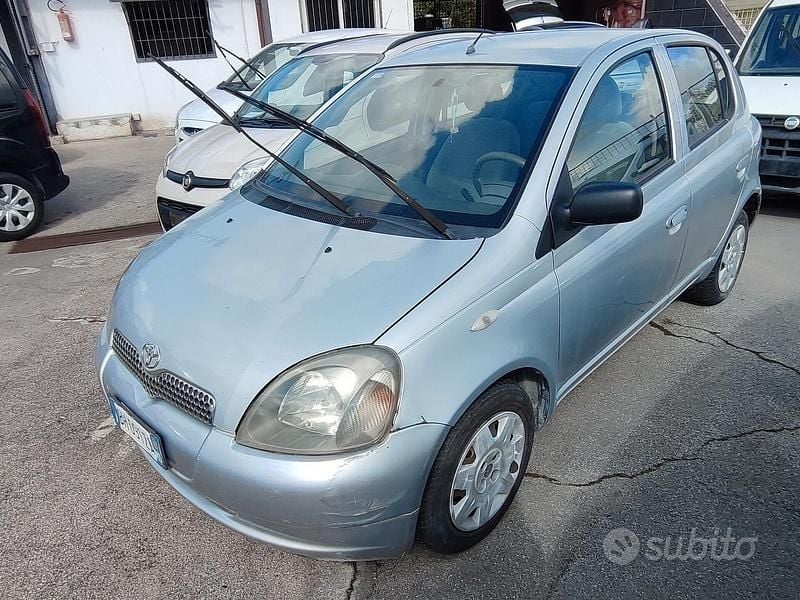 Grigio Usata 2000 Toyota Yaris Sol Tre volumi | 1100 € (Ottimo prezzo) - Immagine 1/4