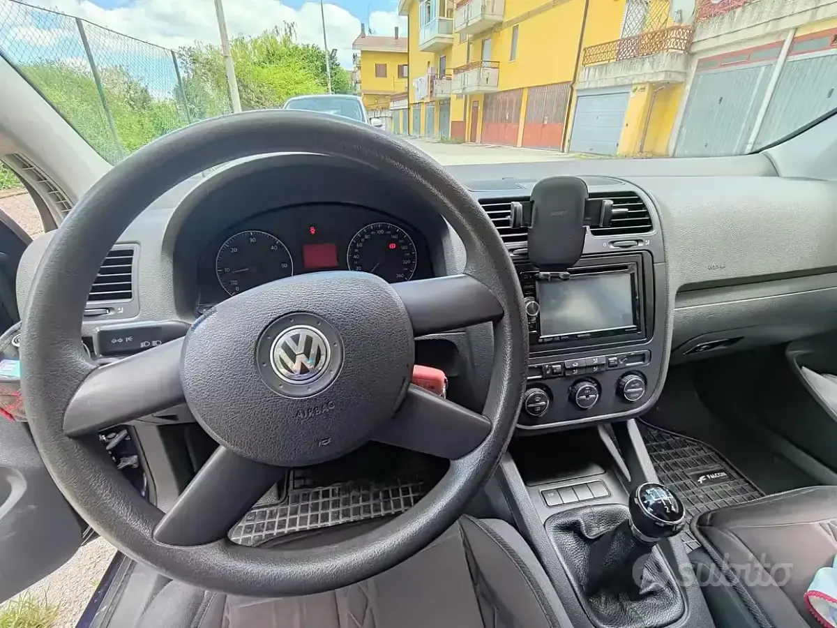 Usata VW Golf V 105 CV (77 kW) 2006 Blu Utilitaria